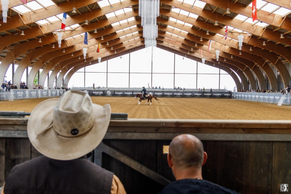 un cow-boy installé dans une tribune modulaire de reining